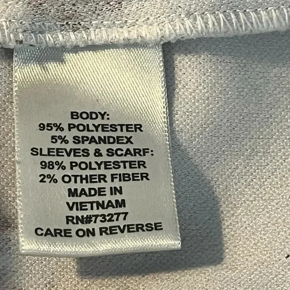 Elle size M cherry blossom pull over top with sheer sleeves EUC - Picture 7 of 10